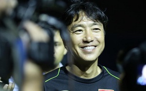 HLV Miura: 'Báo chí đừng nói nhiều về Công Phượng. Tôi cũng thích uống bia như người Việt'
