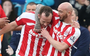 Tái hiện kiệt tác của Beckham: Charlie Adam sút tung lưới Chelsea từ khoảng cách 60m