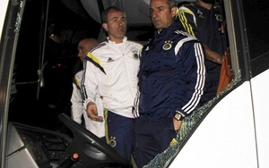 SỐC! Xe buýt chở Fenerbahce và Dirk Kuyt bị tấn công bằng súng trường