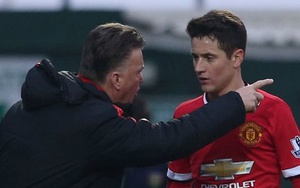 Vì sao Van Gaal hôn Ander Herrera?