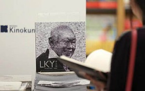 Người Singapore thi nhau mua sách về Lý Quang Diệu