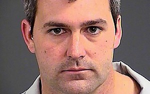 Mỹ sa thải viên cảnh sát bắn chết người da màu