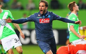 Lượt đi Tứ kết Europa League: 'Thánh Bendtner' ghi bàn, Wolfsburg vẫn thảm bại trước Napoli