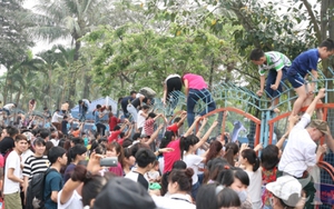 Chuyện 'leo rào công viên nước Hồ Tây': 'Có thể họ sẽ không thấy mình sai hay đáng xấu hổ đâu!'