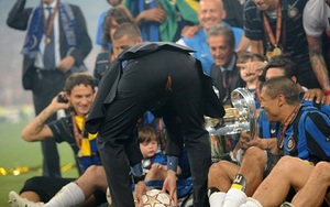 Những pha rách quần áo 'khó đỡ' trong bóng đá: Từ Mourinho, Pep Guardiola đến... David Moyes