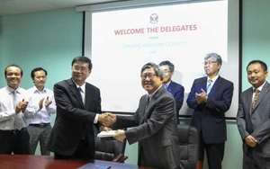 Trao 78 suất học bổng cho bác sĩ và sinh viên ĐH Y Dược Huế