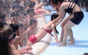 Phụ nữ bị quấy rối ở công viên nước Hồ Tây: Sự mông muội trong lốt văn minh