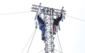 Đạo diễn Cường Ngô sang Thái Lan tập... leo cột điện!