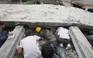 Vụ động đất ở Nepal: Xót xa cảnh tay không cào bới đống đổ nát tìm người