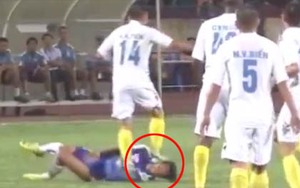 VIDEO: Văn Sơn của HAGL bị Hồng Tiến của Hà Nội T&T giẫm vào mặt