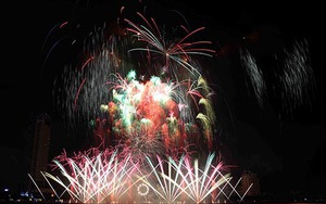 Cùng ngắm tuyệt kỹ 'một màu xanh xanh, chấm thêm vàng vàng' của đội pháo hoa Úc