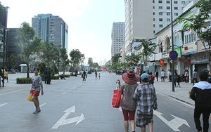 Phố Nguyễn Huệ sau giờ diễu hành