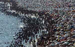 Kinh hoàng những bãi biển đặc kín người trên thế giới