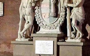 Chụp ảnh tự sướng, 2 du khách có thể bị xử lý hình sự vì làm hỏng tượng Hercules