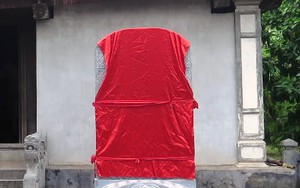 Video: Che lại toàn bộ 6 bia đá phản cảm ở đền Trần