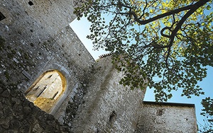 Những thị trấn ma đẹp đến nao lòng ở Italy