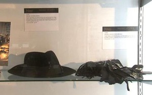 Guitar của George Harrison, găng tay của Michael Jackson được chào bán từ 2 - 12 tỷ