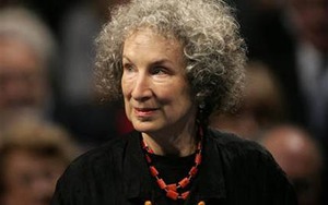 Margaret Atwood là thành viên danh dự của Viện Hàn Lâm Văn học & Nghệ thuật Mỹ