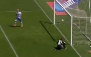 Phá đá phản lưới nhà ngớ ngẩn của thủ môn Torino