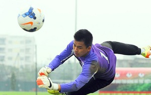 VIDEO: Dâng lên giữa sân như Neuer, thủ môn U23 Việt Nam suýt 'đốt đền'