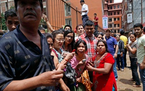 VIDEO động đất mới nhất ở Nepal: Những tòa nhà đổ sụp, những con người hoảng loạn