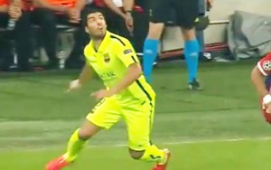 Xem Luis Suarez đánh gót ảo diệu qua đầu Benatia