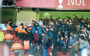 CĐV Man United và Man City đánh nhau trên khán đài Sir Alex Ferguson