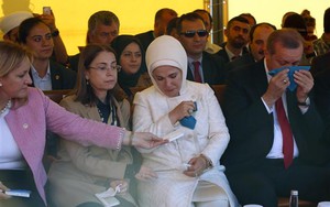 VIDEO: Nghe sinh viên ngâm thơ, vợ chồng Tổng thống Thổ Nhĩ Kỳ "bỗng dưng phát khóc"