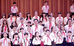 1.200 người cùng hát 'Ai yêu Bác Hồ Chí Minh hơn thiếu niên nhi đồng'