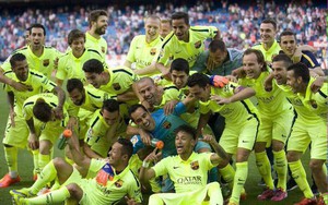 Cầu thủ Barca nhảy nhót ăn mừng cuồng nhiệt trong phòng thay đồ
