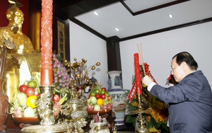 Dâng hương kỷ niệm 125 năm Ngày sinh Chủ tịch Hồ Chí Minh