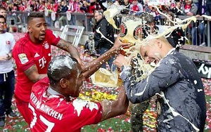 CHÙM ẢNH: Pep Guardiola và các học trò tắm bia, ăn mừng chức vô địch Bundesliga