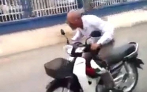 Hoảng hồn với Clip cụ già hóa quái xế vừa nhún nhảy phóng xe vừa chém gió