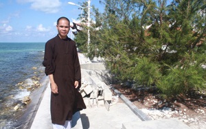 Kể chuyện Trường Sa, Biển Đông: Sư thầy trồng hoa, ươm phi lao trên đá, cát đảo Phan Vinh