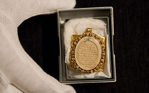 Sotheby’s đấu giá lọn tóc của Mozart