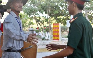 Cả nước hướng ra Biển Đông: Lính đảo thì cười, người ra thăm lại ứa nước mắt...