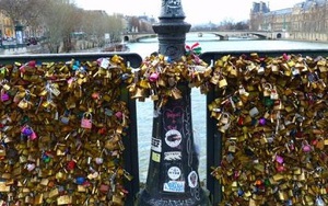 Khi Paris gỡ 'tình yêu' khỏi cầu sông Seine