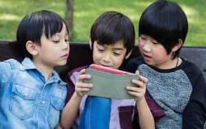 Trẻ em dùng iPad, smartphone: Đâu là điểm dừng?