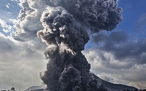 Indonesia sơ tán gấp hàng ngàn người vì núi lửa chuẩn bị phun trào