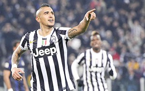 Cuộc chiến ở hàng tiền vệ: 'Tên trộm' Vidal phá 'ổ khóa' Busquets