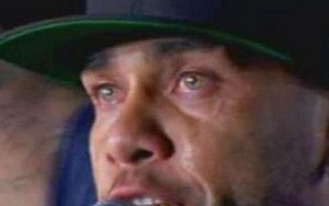 Dani Alves bật khóc trong lễ ăn mừng của Barca