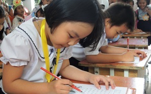 Sao phải tá hỏa với sổ liên lạc của con khi 'Tê hát đê đê' là 'Thực hiện đầy đủ'