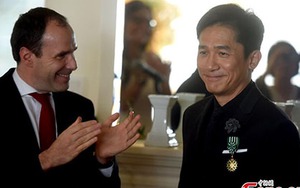 Lương Triều Vĩ được trao Huân chương Văn học & Nghệ thuật Pháp