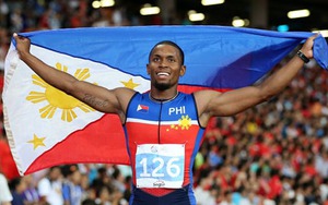 Nhà vô địch chạy 100m SEA Games 2015 bị chỉ trích vì... quàng ngược cờ Tổ quốc