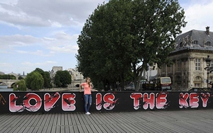 Nghệ thuật đường phố thay thế “khóa tình yêu” trên cầu Pont des Arts