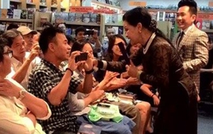 CHÙM ẢNH: Khánh Ly đưa mic cho khán giả hát "Huế, Sài Gòn, Hà Nội"