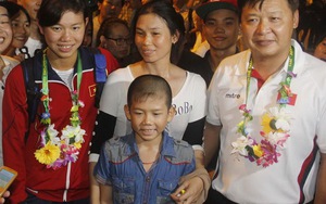 Ánh Viên về nước trong vòng vây hàng trăm CĐV