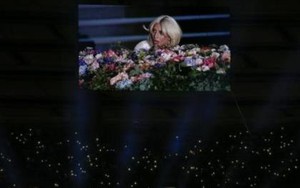 Nghe Lady Gaga làm sống lại John Lennon tại European Games