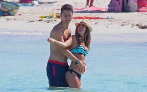 Ander Herrera vui vẻ bên bạn gái xinh đẹp trên bãi biển