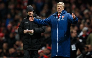 HLV Arsene Wenger thay chiếc áo khoác trứ danh bằng một áo phông sặc sỡ